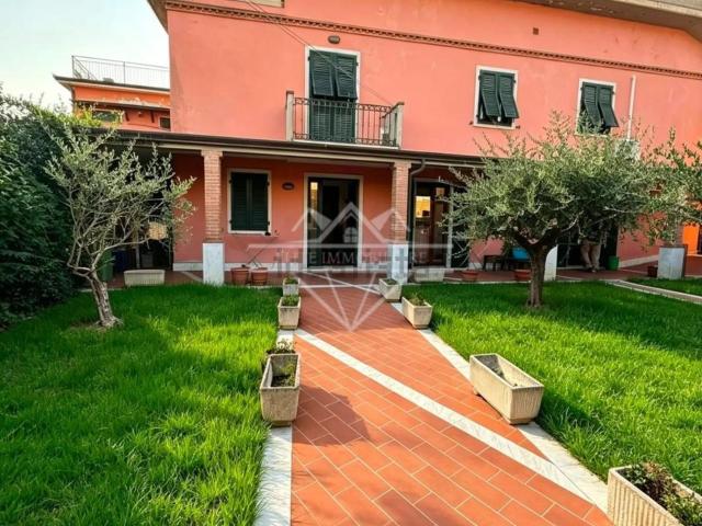 Villetta indipendente in vendita di 380 m² in Via Lino Marselli, 3