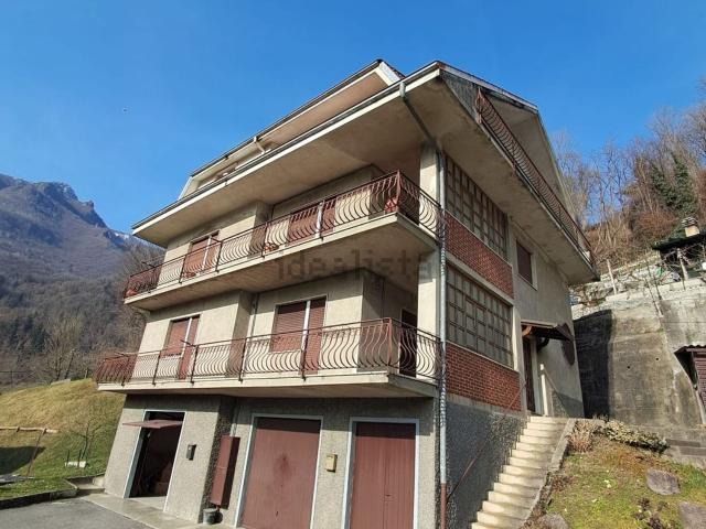 Villetta indipendente in vendita di 380 m² in Via Roncaglia Entro