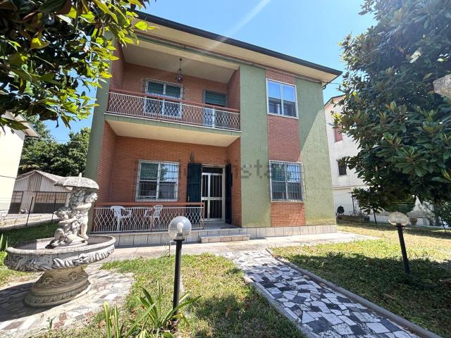 Villetta indipendente in vendita di 380 m² in Via Taverna, 43