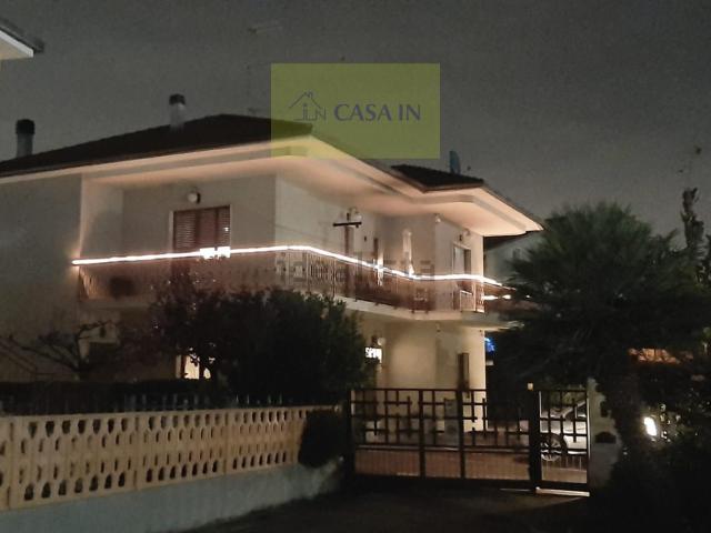 Villetta indipendente in vendita di 380 m² in Via Vestina