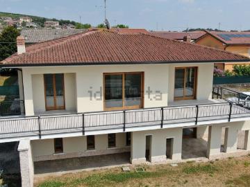 Villetta indipendente in vendita di 381 m² in Via Montanara, 20