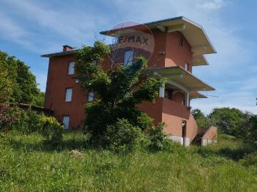 Villetta indipendente in vendita di 382 m² in Via Roma