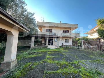 Villetta indipendente in vendita di 383 m² in Via Trieste, 60