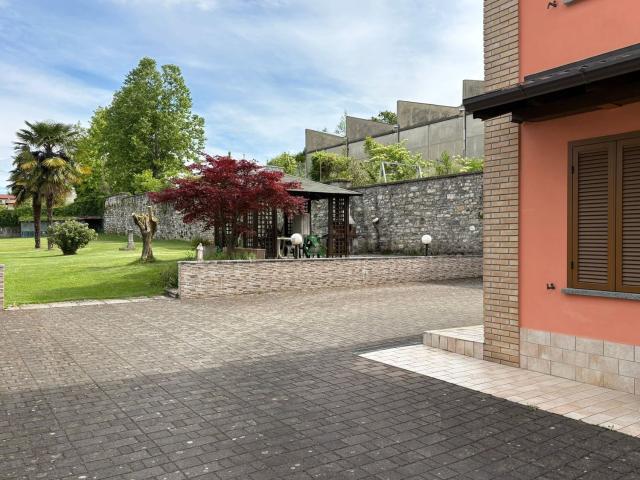 Villetta indipendente in vendita di 384 m² in Via Luraschi