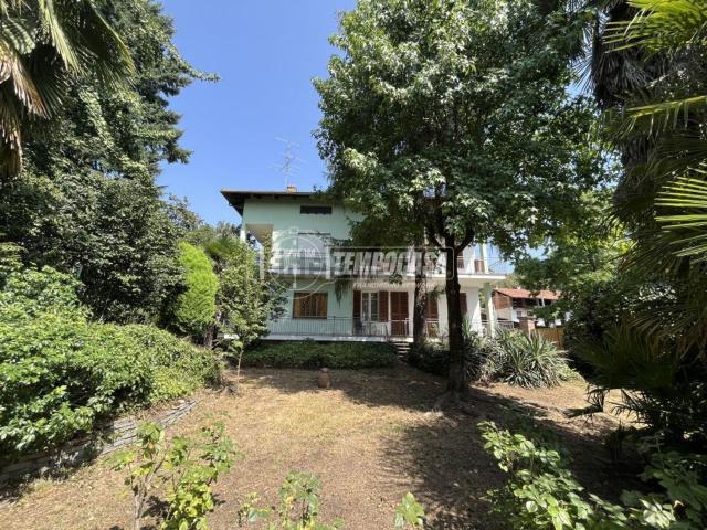 Villetta indipendente in vendita di 386 m² in Via Carlo Botta, 58
