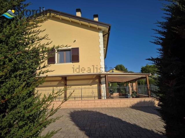 Villetta indipendente in vendita di 395 m² in Via Santa Croce