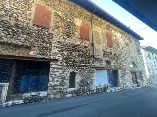 Villetta indipendente in vendita di 396 m² in Via Cesare Battisti, 1