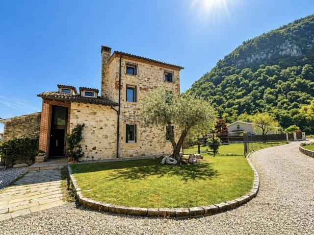 Villetta indipendente in vendita di 399 m² in Via Borgo, 19