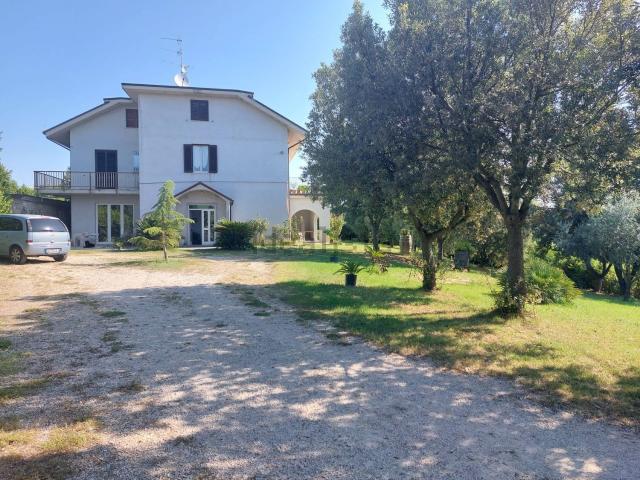 Villetta indipendente in vendita di 399 m² in Contrada Collelungo, 17