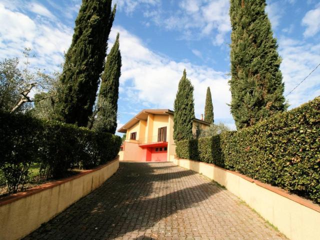 Villetta libera su quattro lati con ampio giardino in zona p. 210m² Montespertoli