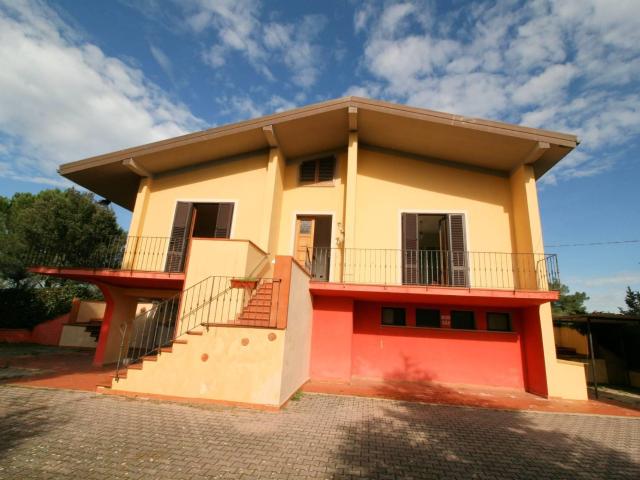 Villetta libera su quattro lati con ampio giardino in zona p. 210m² Montespertoli