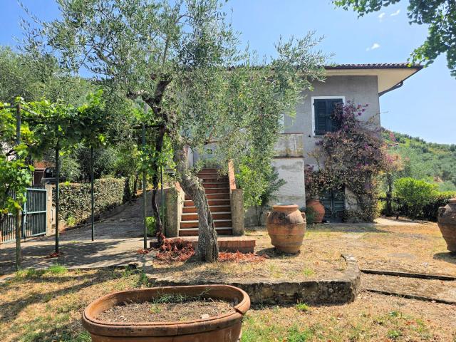 Villetta libera su quattro lati con giardino e vista panoramica in vendita a Uzzano