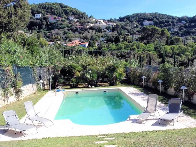Villetta libera su tre lati in posizione collinare con piscina e vista mare in vendita a Livorno, Mo