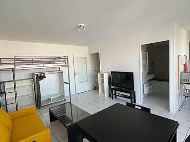 Villeurbanne 69100 Location appartement 1 pièce t1 au dernier étage balcon