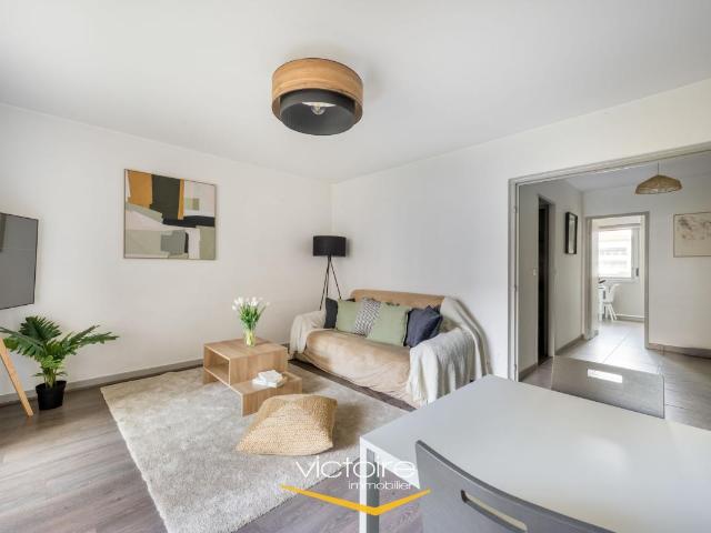 VILLEURBANNE / LIMITE MONTCHAT – Place Ronde – Spacieux T3 de 85 m2 traversant avec balcon