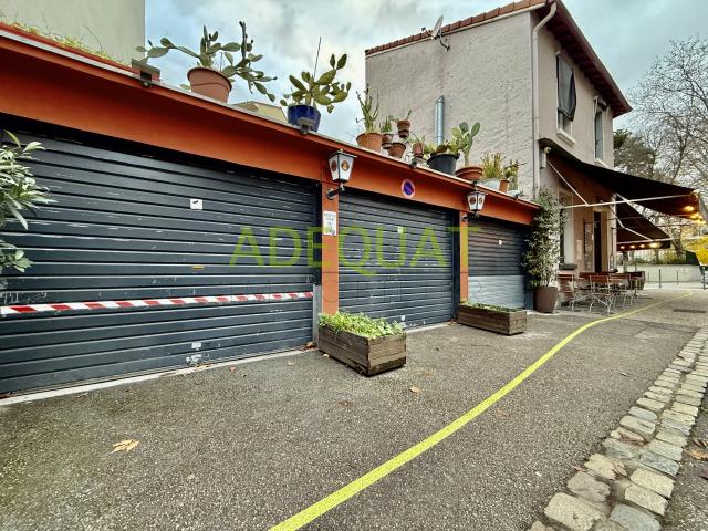 VILLEURBANNE, maison de ville de 166m2 + cave + 3 garages + cour intérieur.