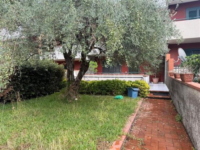 Villino a Schiera di 168 mq a Marchesana Aci Catena