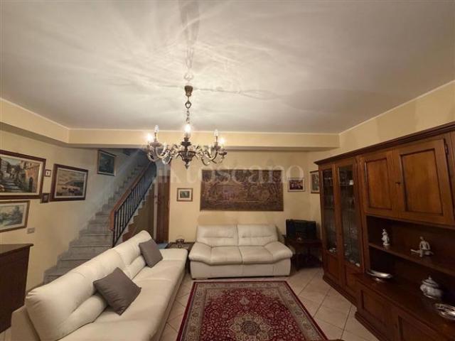 Villino a Schiera di 190 mq a Centro Aci Catena