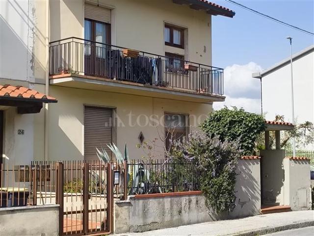 Villino a Schiera di 200 mq a Cafaggio, Grignano, Le Badie Prato