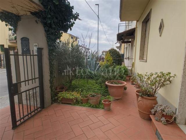 Villino a Schiera di 200 mq a Cafaggio, Grignano, Le Badie Prato