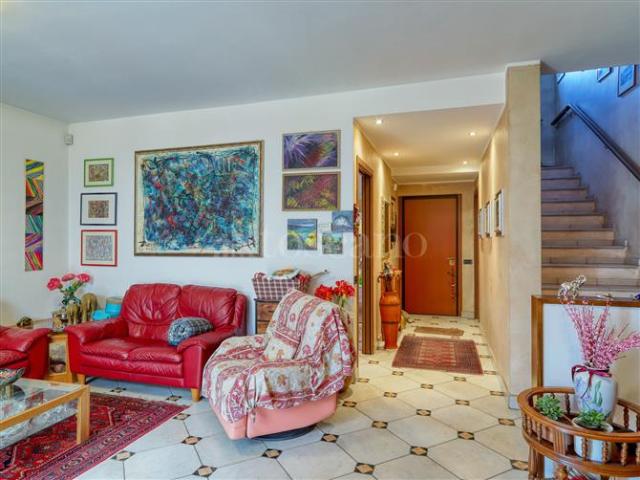 Villino a Schiera di 240 mq a Centro, Semicentro, Ospedale Gallarate
