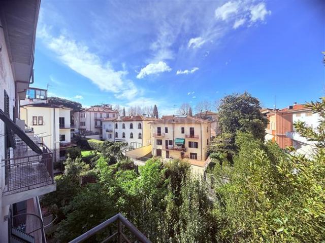Villino a Schiera di 276 mq a Pietà, Stazione, Stadio Prato