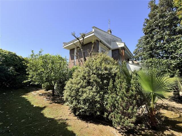 Villino a Schiera di 280 mq a Eur, Torrino, Tintoretto Roma