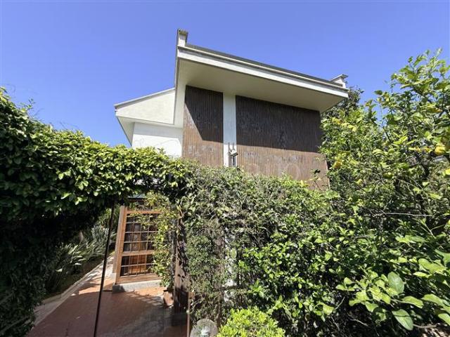 Villino a Schiera di 280 mq a Eur, Torrino, Tintoretto Roma