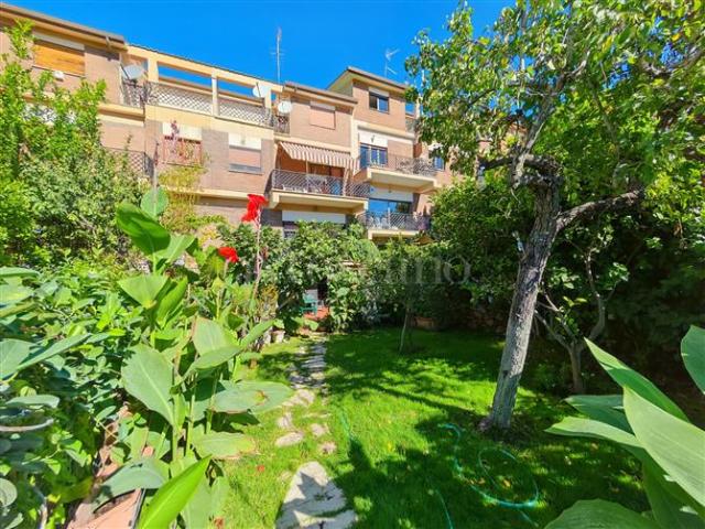 Villino a Schiera di 300 mq a Axa, Casal Palocco, Infernetto Roma