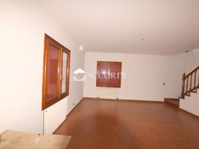 VILLINO in VENDITA a MONFUMO di 9 vani