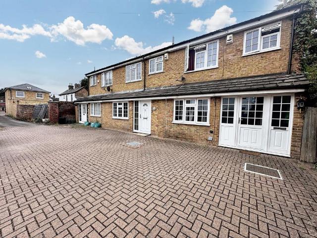 Villier Street, Uxbridge, UB8 4 bed terraced house to rent £2,700 pcm £623 pw