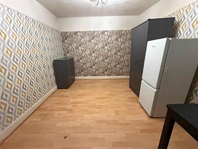 Villiers Avenue, Surbiton KT5 1 bed flat to rent £1,600 pcm £369 pw