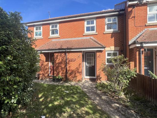 Villiers Close, Luton LU4 2 bed terraced house to rent £1,300 pcm £300 pw