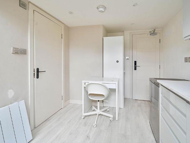 Villiers Road, Kingston, Kingston. Studio to rent £1,120 pcm £258 pw
