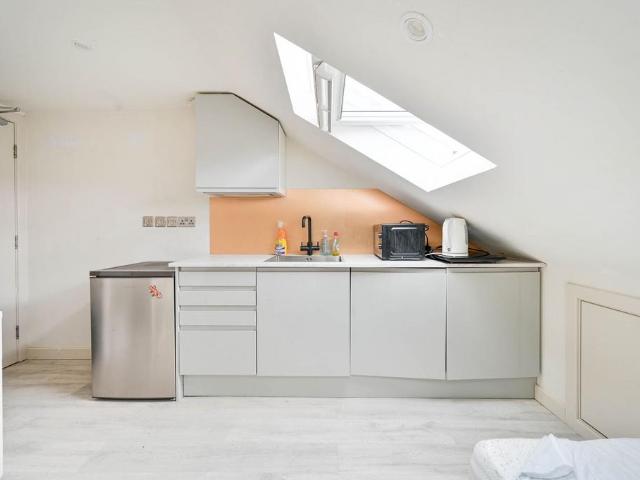 Villiers Road, Kingston, Kingston. Studio to rent £1,120 pcm £258 pw