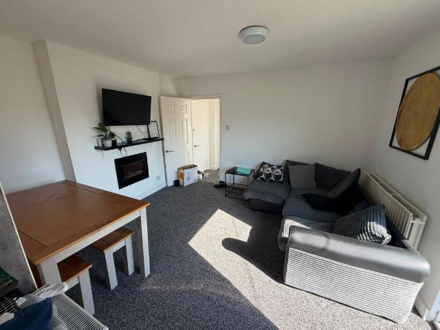 Villiers Road, Watford, WD19 3 bed flat to rent £2,200 pcm £508 pw