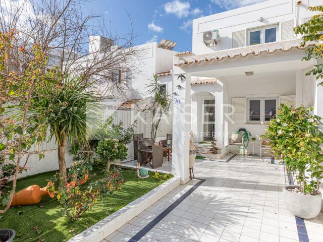 Moradia em banda recentemente renovada com lote particular l 85m² Albufeira e Olhos de Água