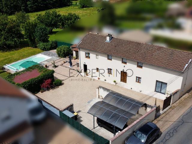 Viré Entre Mâcon et Tournus, une maison familiale avec pisci. 147m² Viré