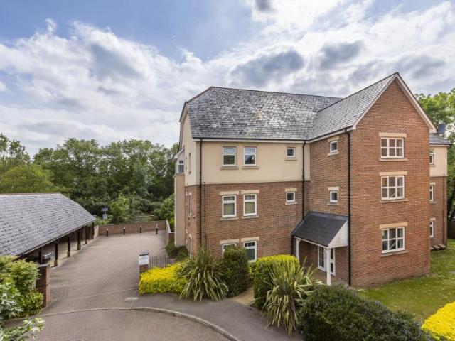 Virginia Water, Surrey 2 bed apartment to rent £2,000 pcm £462 pw