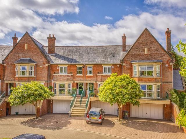 Virginia Water, Surrey 5 bed townhouse to rent £4,850 pcm £1,119 pw