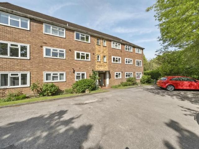 Virginia Water, Surrey GU25, 2 bed flat to rent, £1,400 pcm | PrimeLocation