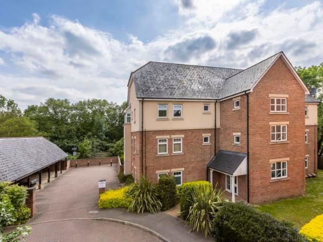 Virginia Water, Surrey GU25, 2 bed flat to rent, £2,000 pcm | PrimeLocation