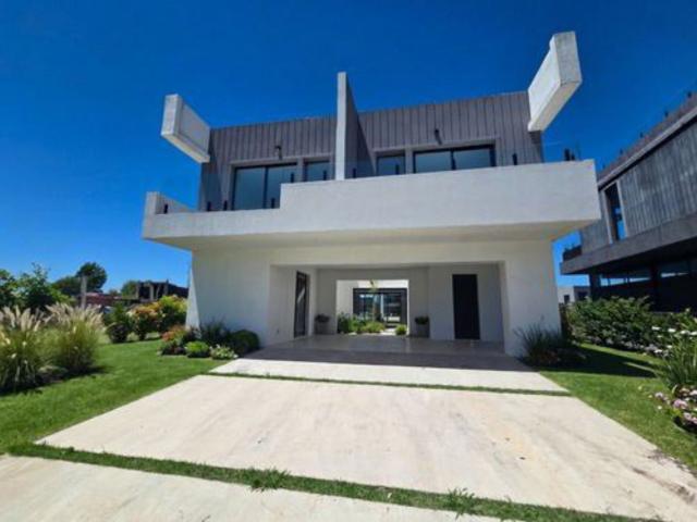 Virginia Mattio CSI 6752 Coldwell Banker Puerto Norte Group