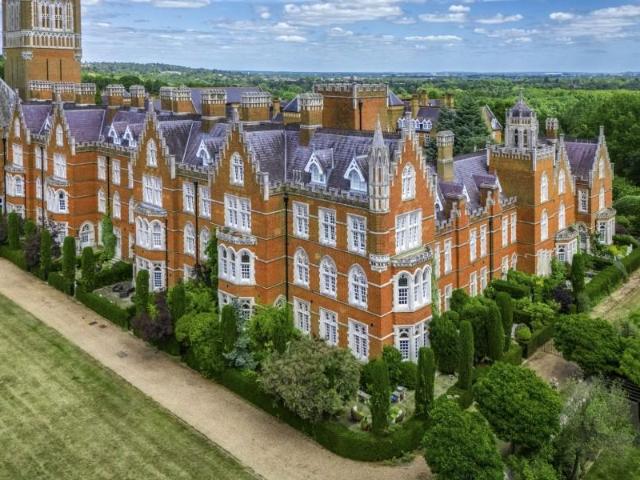 Virginia Park, Virginia Water 3 bed townhouse to rent £5,750 pcm £1,327 pw
