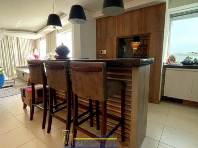 Vista única! Lindo apartamento, mobiliado e decorado, com três quartos, duas vagas, entre centro e m