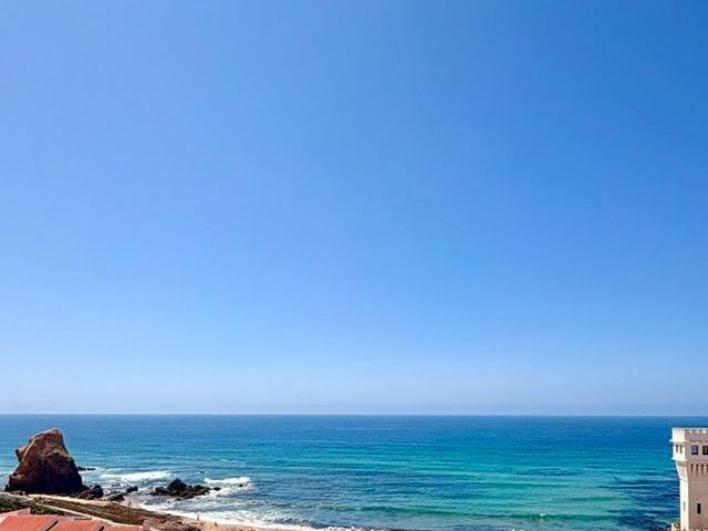 Vista de mar total e a 100 metros da Praia em Santa Cruz!