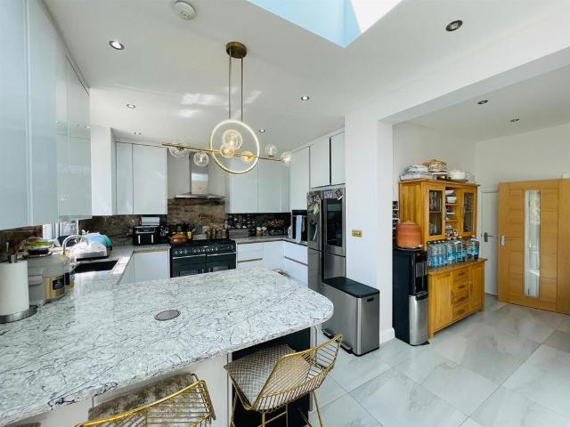 Vista Drive, Ilford IG4 6 bed house to rent £4,600 pcm £1,062 pw