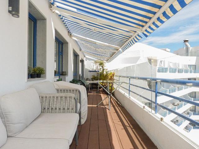 Vista frontal de Mar Apartamento T2 em Cascais Guia