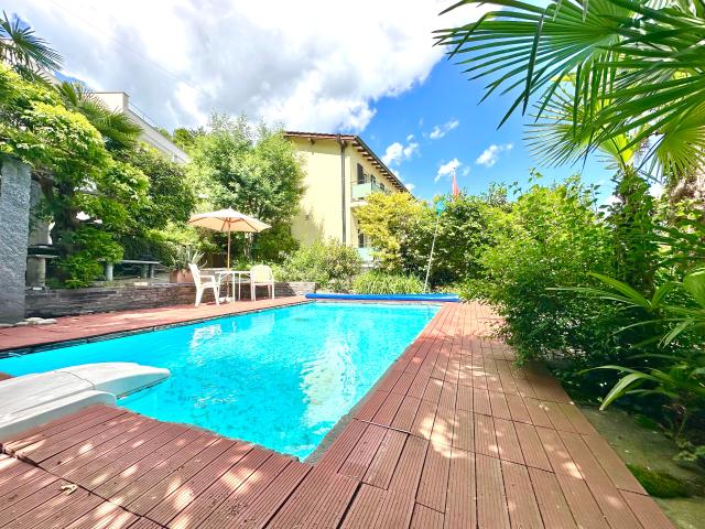 Vista lago, piscina privata e opzione seconda residenza ¦ Traumhafter Seeblick, privater Pool und Nutzung als Zweitwohnsitz möglich