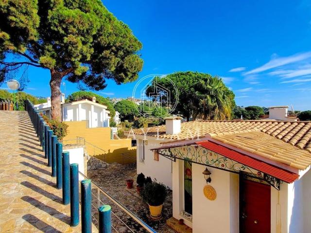 VISTAS AL MAR Esta lujosa villa con impresionantes vistas al. 316m² Lloret de Mar